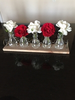 Vaser på træbakke med blomster fra Bloomingville - Tinashjem